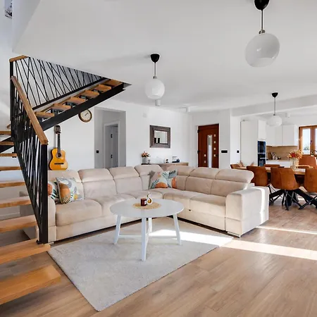 Beautiful Rustica With Pool Villa