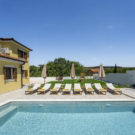 فيلة Beautiful Rustica With Pool