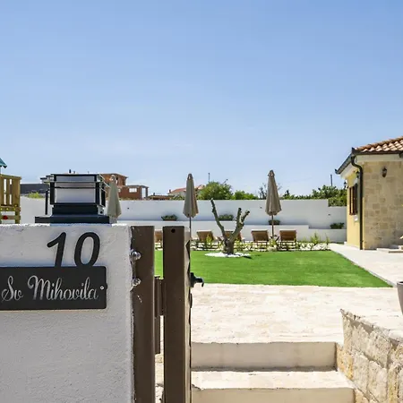 فيلة Beautiful Rustica With Pool Vrana (Zadar)