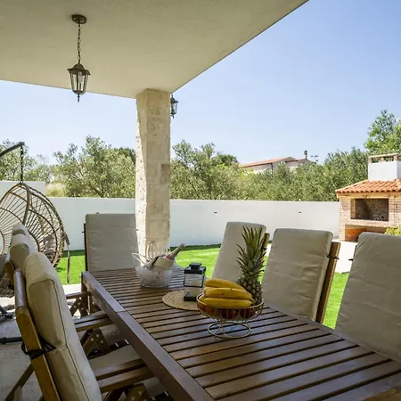 Beautiful Rustica With Pool فيلة