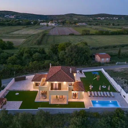 Beautiful Rustica With Pool Villa