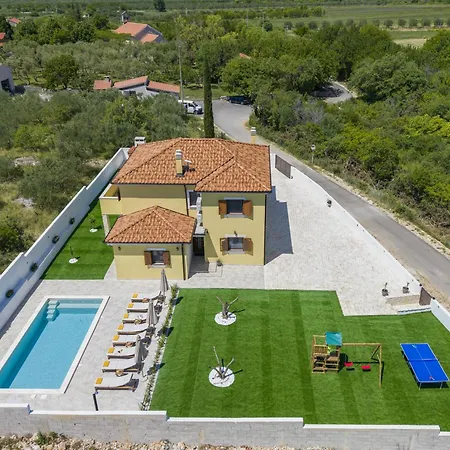 Beautiful Rustica With Pool فيلة